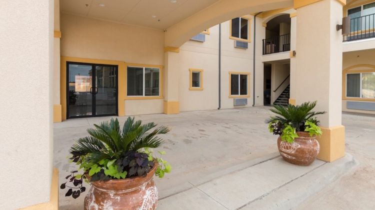 Scottish Inns & Suites Exterior