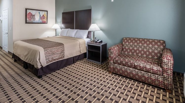 Scottish Inns & Suites Room