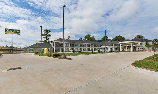 Scottish Inns & Suites Crosby Exterior