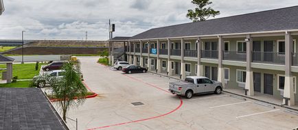 Scottish Inns & Suites Crosby Exterior