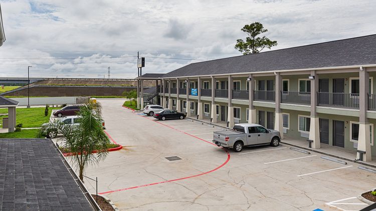 Scottish Inns & Suites Crosby Exterior