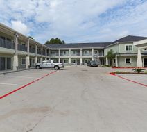 Scottish Inns & Suites Crosby Exterior