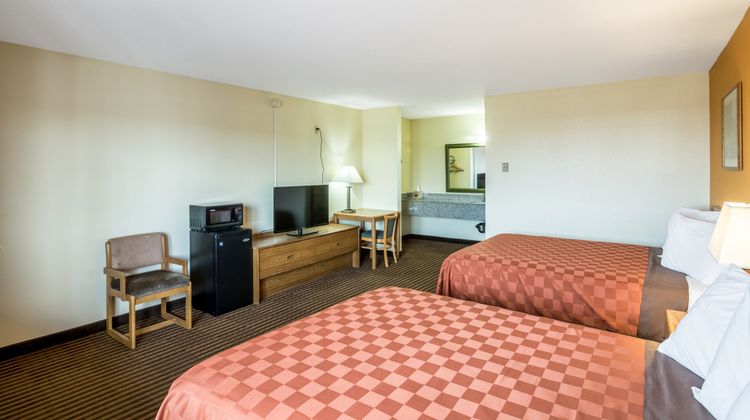 Scottish Inn & Suites Eau Claire Room