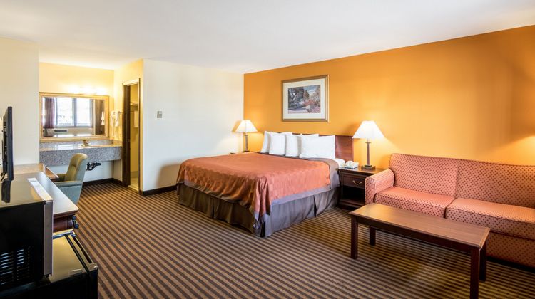 Scottish Inn & Suites Eau Claire Suite