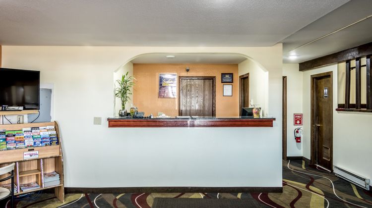 Scottish Inn & Suites Eau Claire Lobby