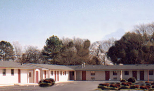 Scottish Inn Exterior