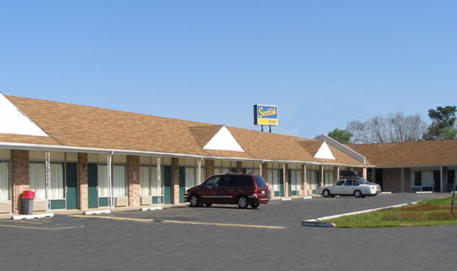 Scottish Inn Exterior