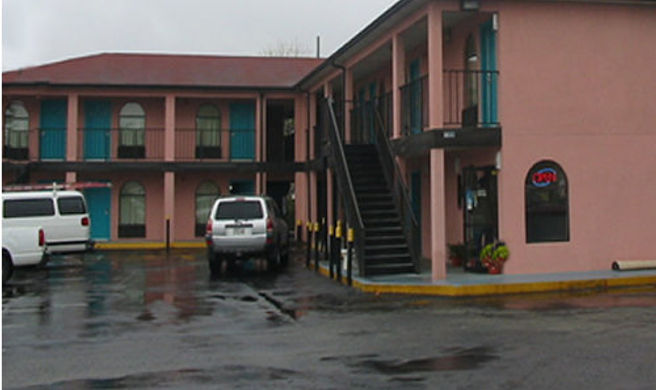 Scottish Inn Exterior