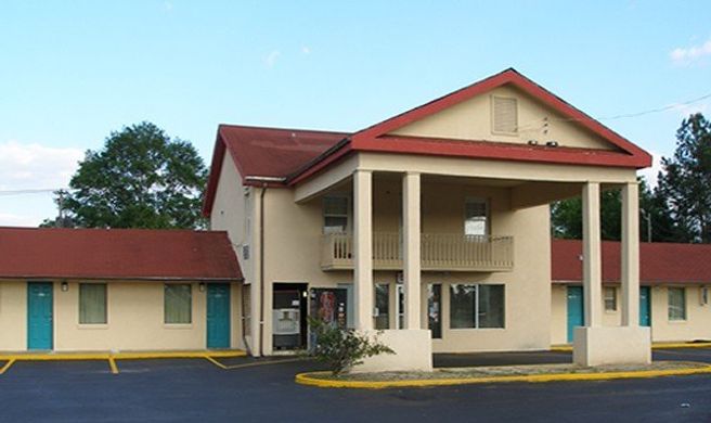 Scottish Inn Exterior
