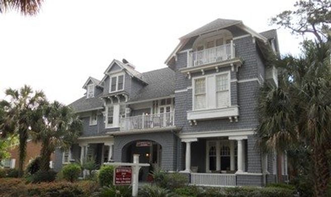Riverdale Inn Exterior