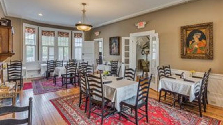 <b>Riverdale Inn Room</b>. Images powered by <a href="https://www.leonardoworldwide.com/" title="Leonardo Worldwide" target="_blank">Leonardo</a>.