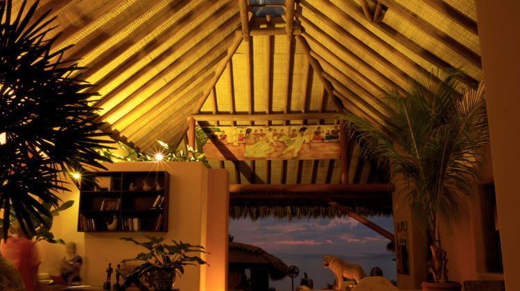 La Casa Que Canta Lobby