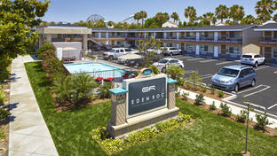 Eden Roc Inn & Suites