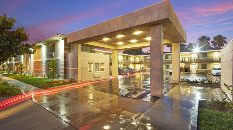 Eden Roc Inn & Suites Exterior