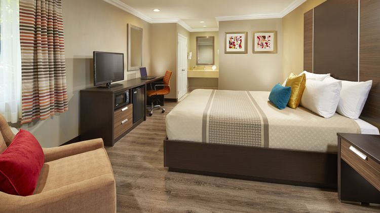 Eden Roc Inn & Suites Room