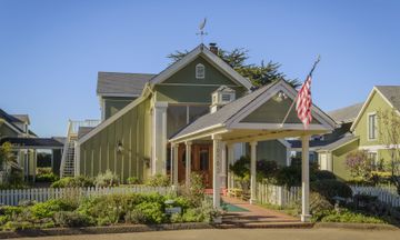 Hill House Inn