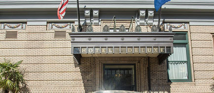 Hotel deLuxe Exterior