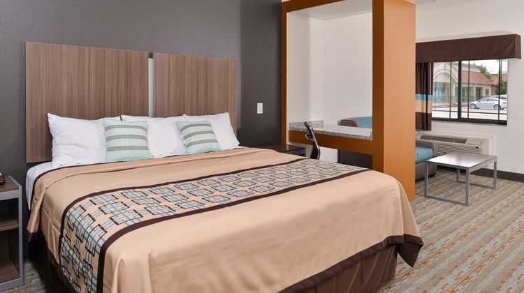 Scottish Inns & Suites Conroe TX Room