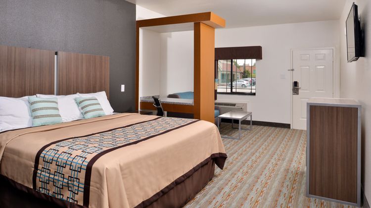 Scottish Inns & Suites Conroe TX Room
