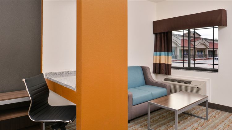 Scottish Inns & Suites Conroe TX Room