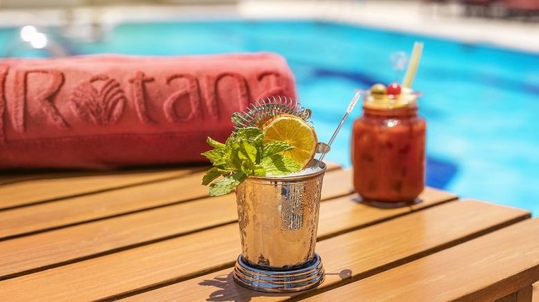 <b>Jumeira Rotana Pool</b>. Images powered by <a href="https://www.leonardoworldwide.com/" title="Leonardo Worldwide" target="_blank">Leonardo</a>.