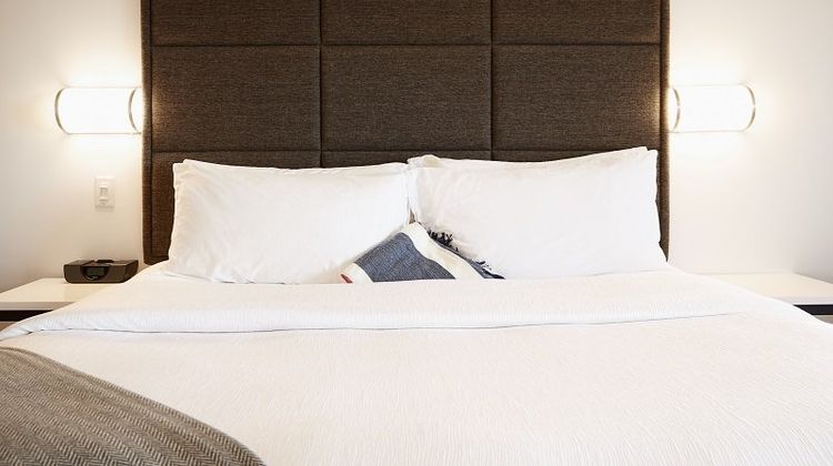 Hotel Le Dauphin Longueuil Room