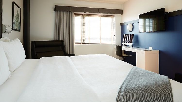 Hotel Le Dauphin Longueuil Room
