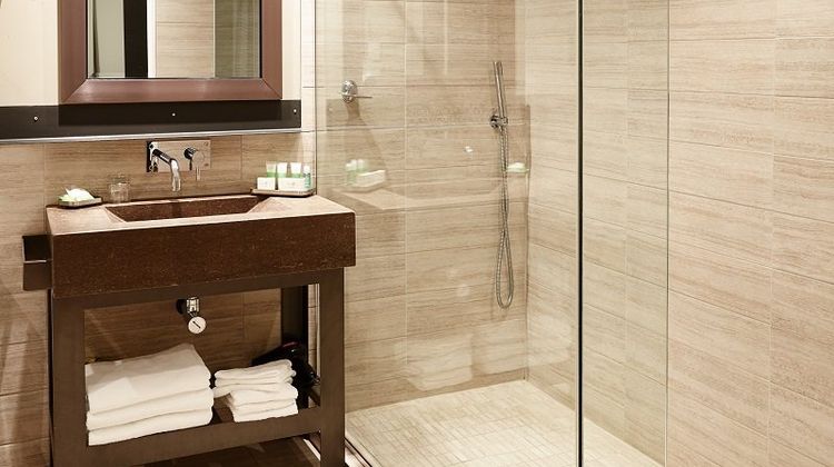 Hotel Le Dauphin Longueuil Room