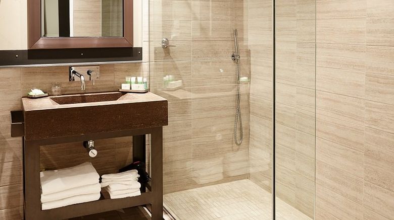 <b>Hotel Le Dauphin Longueuil Room</b>. Images powered by <a href="https://www.leonardoworldwide.com/" title="Leonardo Worldwide" target="_blank">Leonardo</a>.