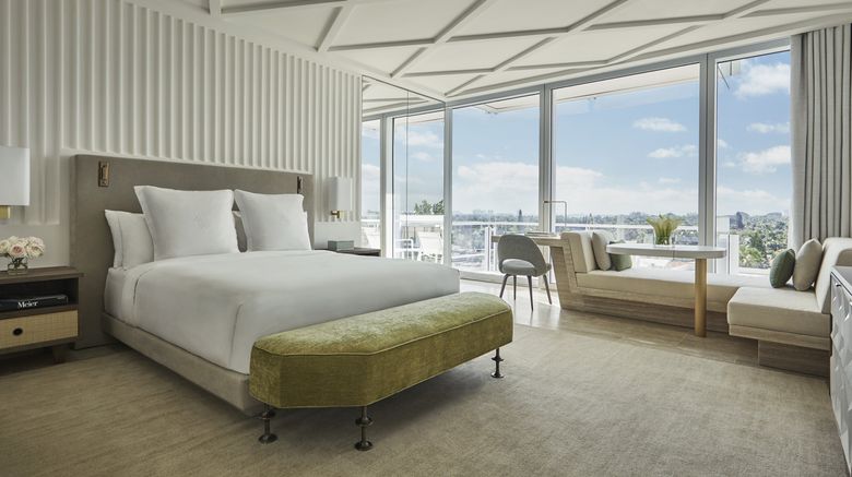<b>Four Seasons Hotel at The Surf Club Room</b>. Images powered by <a href="https://www.leonardoworldwide.com/" title="Leonardo Worldwide" target="_blank">Leonardo</a>.