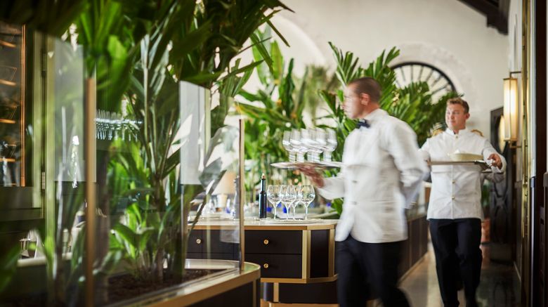 <b>Four Seasons Hotel at The Surf Club Restaurant</b>. Images powered by <a href="https://www.leonardoworldwide.com/" title="Leonardo Worldwide" target="_blank">Leonardo</a>.