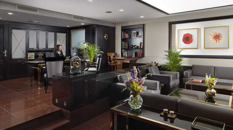 Holiday Suites Lobby