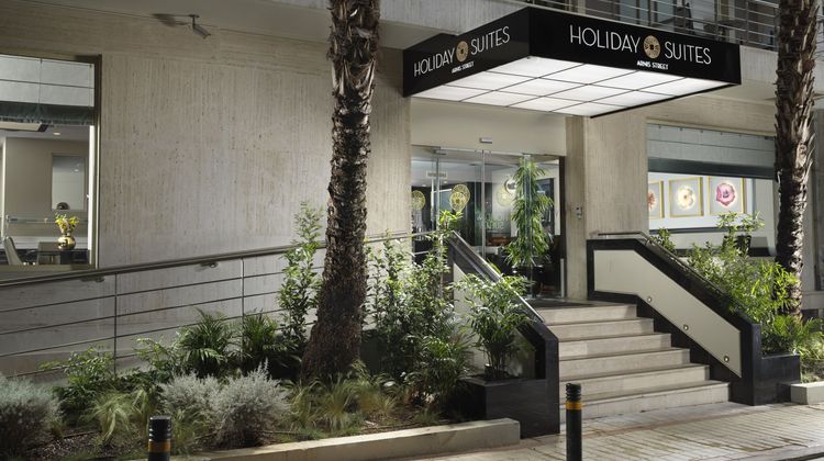 Holiday Suites Exterior
