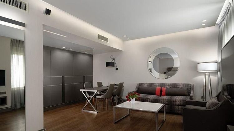 Holiday Suites Room