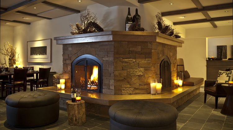 Knob Hill Inn Exterior