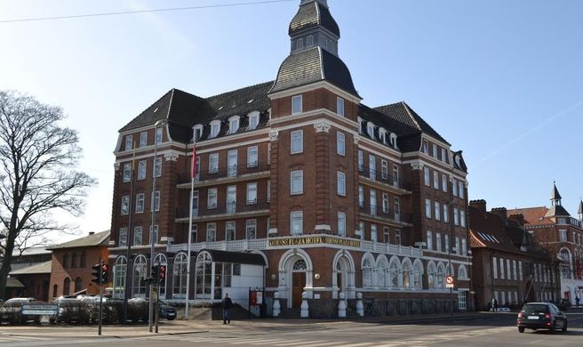 Hotel Plaza Exterior