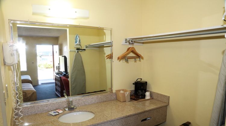Red Carpet Inn Room