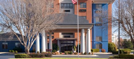 Holiday Inn Express Exterior