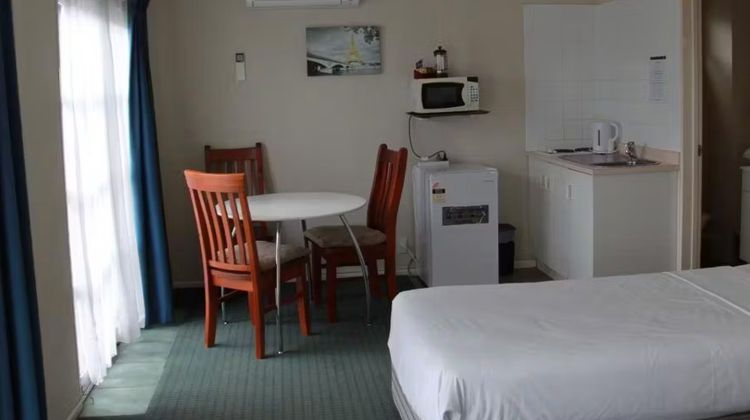 Camelot Arms Motor Lodge Room