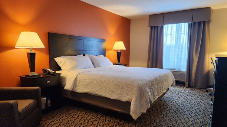 Holiday Inn Express & Suites Cadillac Room