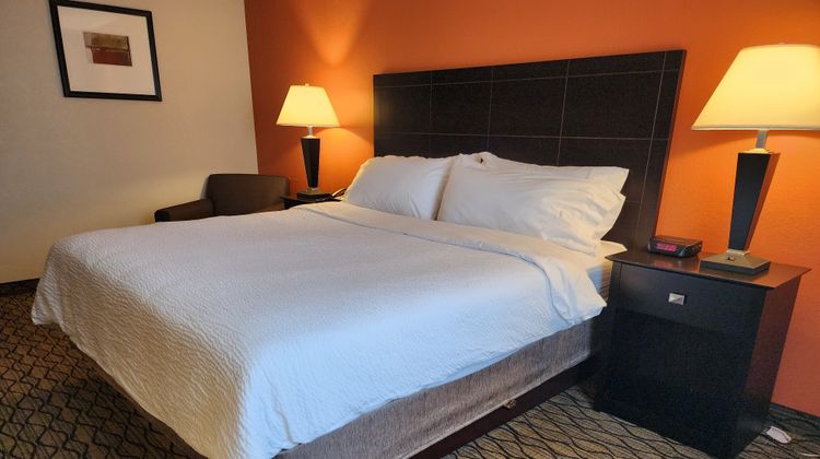 Holiday Inn Express & Suites Cadillac Room