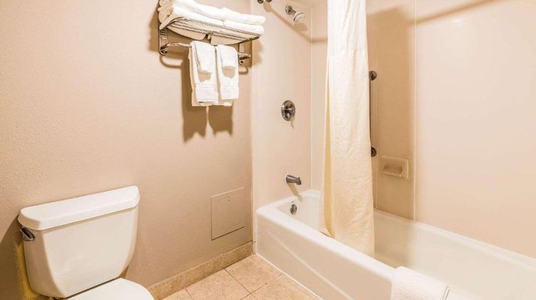 Lake Norman Inn and Suites Room