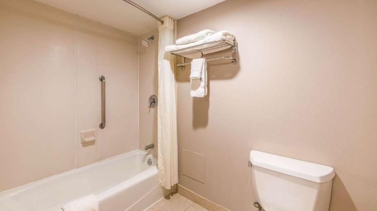 Lake Norman Inn and Suites Room