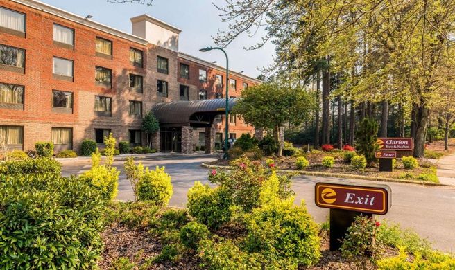 Lake Norman Inn and Suites Exterior