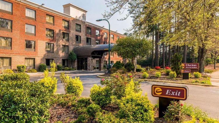 Lake Norman Inn and Suites Exterior