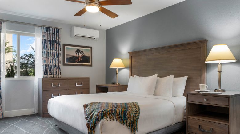 <b>Dolphins Cove Room</b>. Images powered by <a href="https://www.leonardoworldwide.com/" title="Leonardo Worldwide" target="_blank">Leonardo</a>.