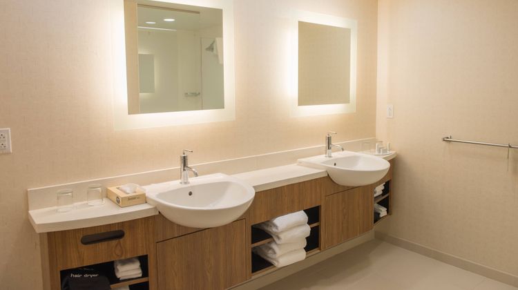 SpringHill Suites Buffalo Airport Room