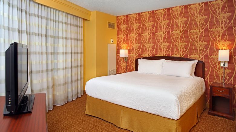 <b>Courtyard by Marriott Inner Harbor Room</b>. Images powered by <a href="https://www.leonardoworldwide.com/" title="Leonardo Worldwide" target="_blank">Leonardo</a>.