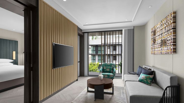 Madi Paidi Bangkok, Autograph Collection Suite