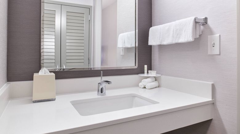<b>Courtyard Chicago Highland Park Room</b>. Images powered by <a href="https://www.leonardoworldwide.com/" title="Leonardo Worldwide" target="_blank">Leonardo</a>.